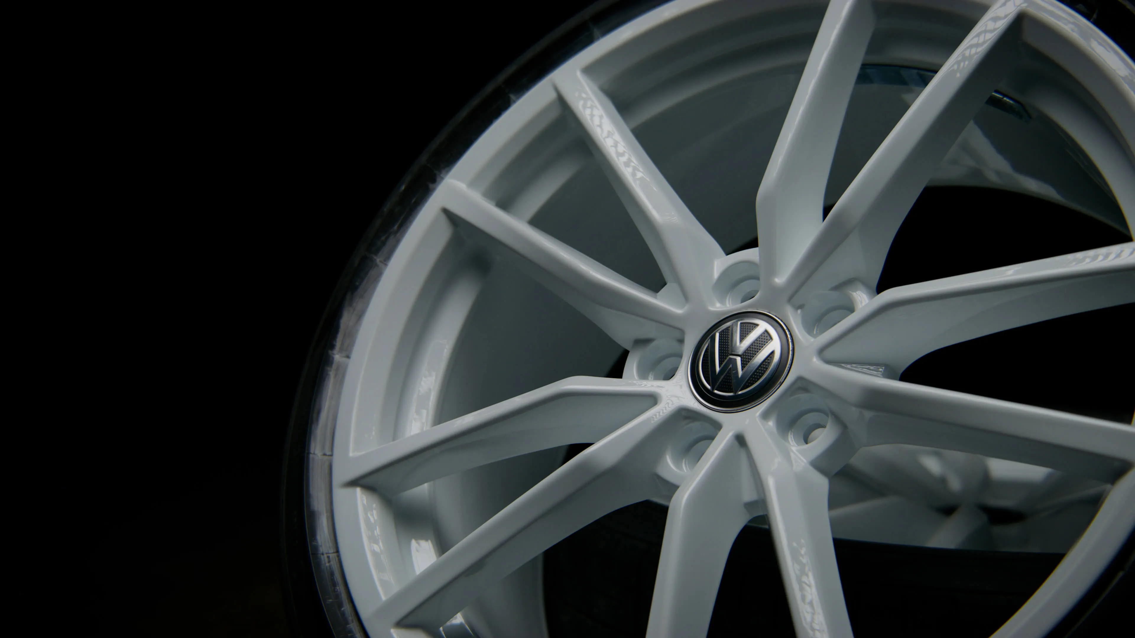Refurbished Volkswagen alloy wheel in white