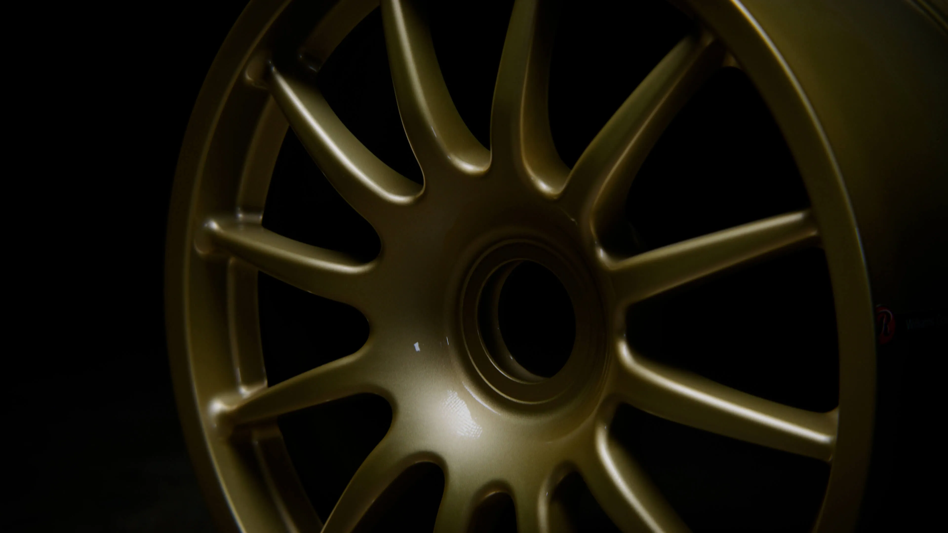 Refurbished alloy wheel in gold