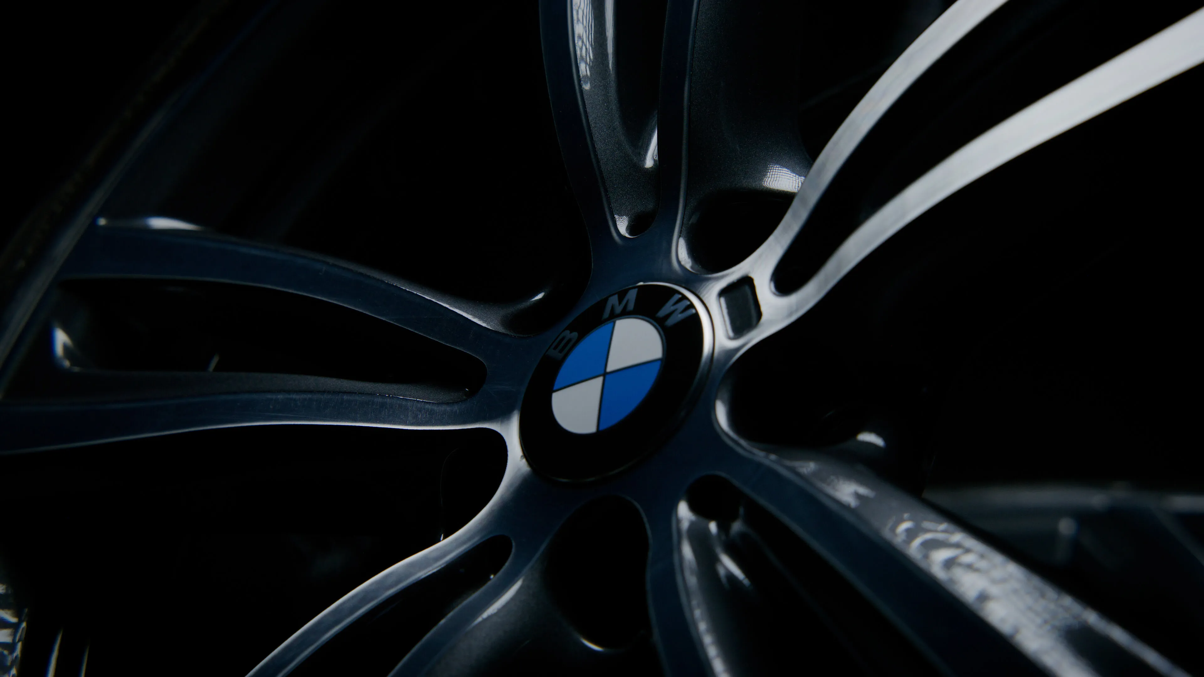 Refurbished BMW alloy wheel in gun metal grey with a diamond cut finish