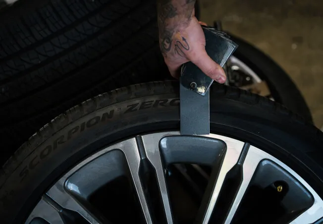 A diamond cut Range Rover wheel being colour matched