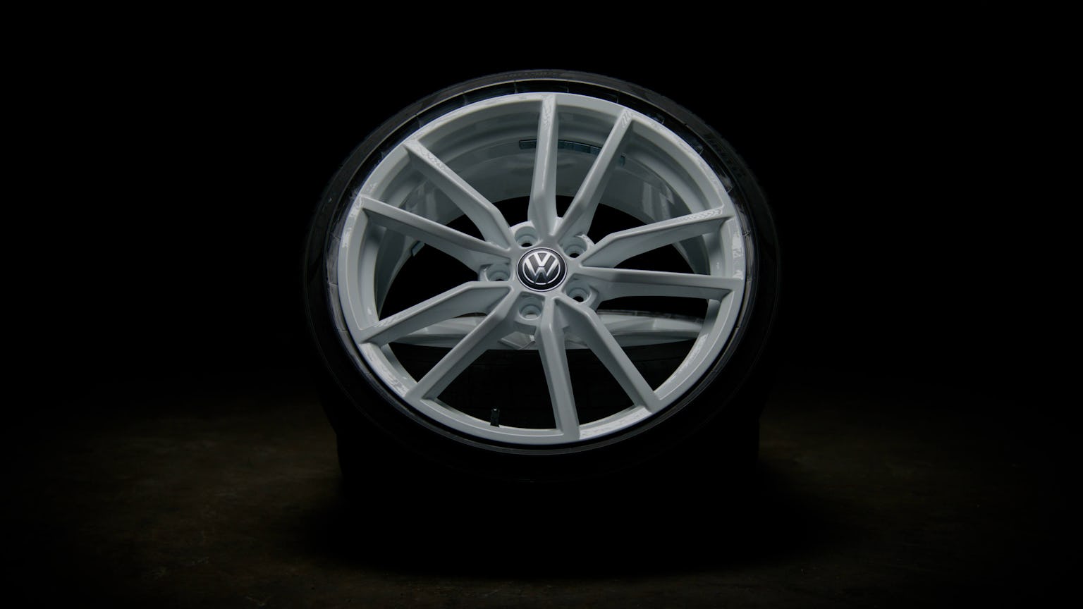 Refurnished Volkswagen alloy wheel in white